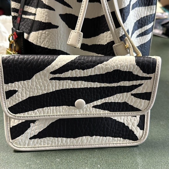 MCM AUTHENTIC 🦓ZEBRA🦓 BUCKET BAG with MATCHING WRISTLET BRAND NEW - Picture 8 of 12